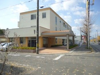 明るい外観の建物