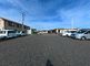 広々とした駐車場と建物の外観
