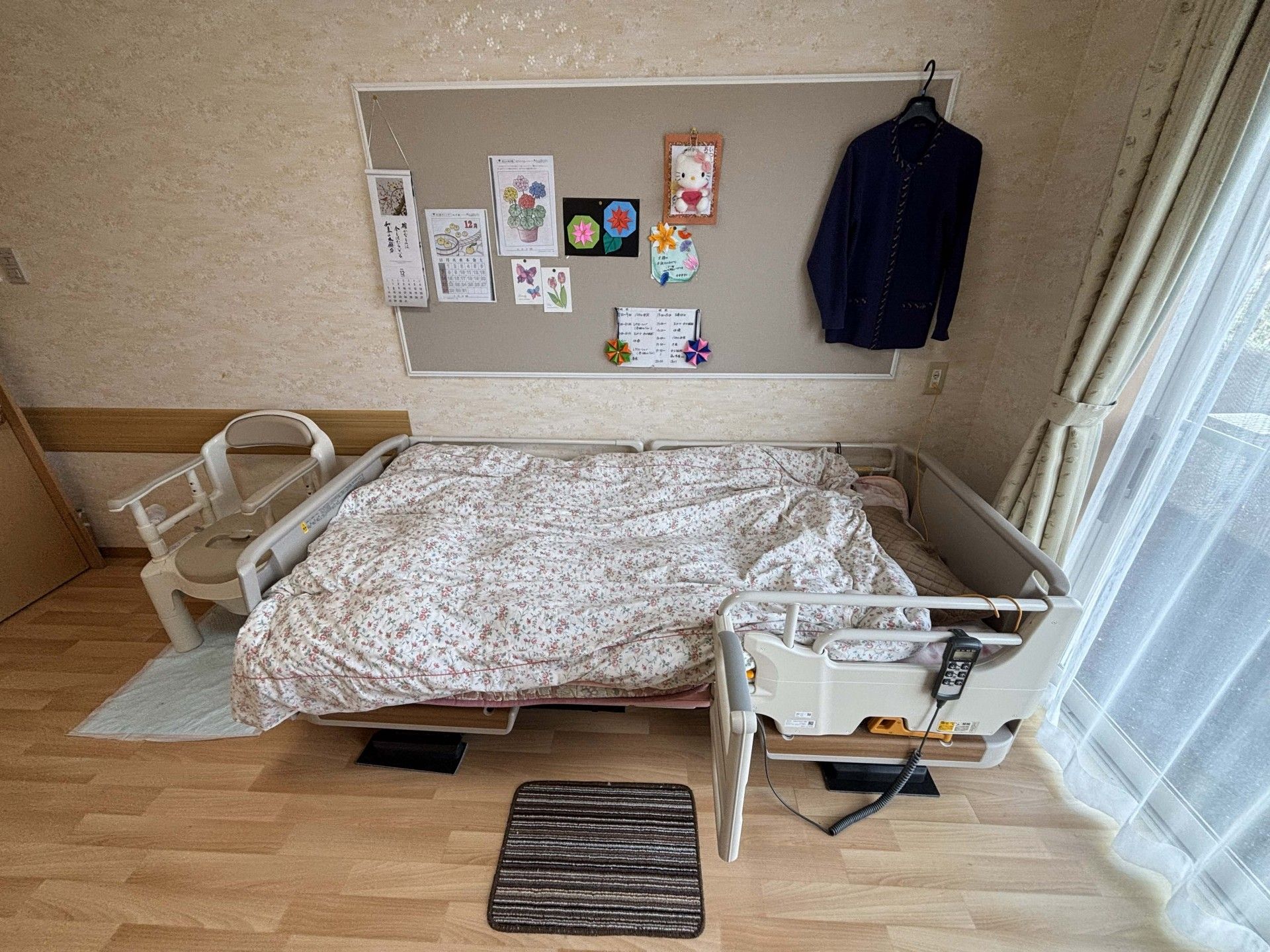 ベッドと掲示板のある部屋