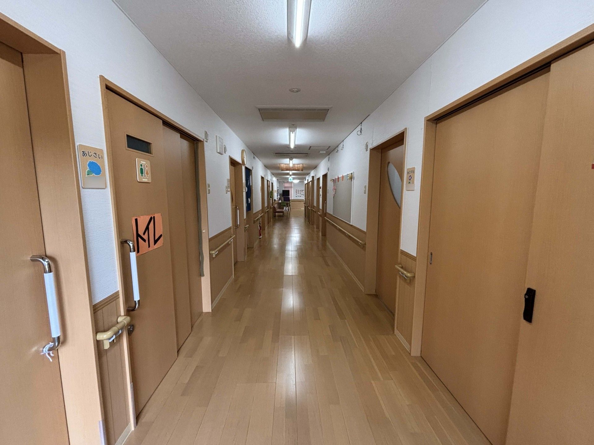 長い廊下と扉
