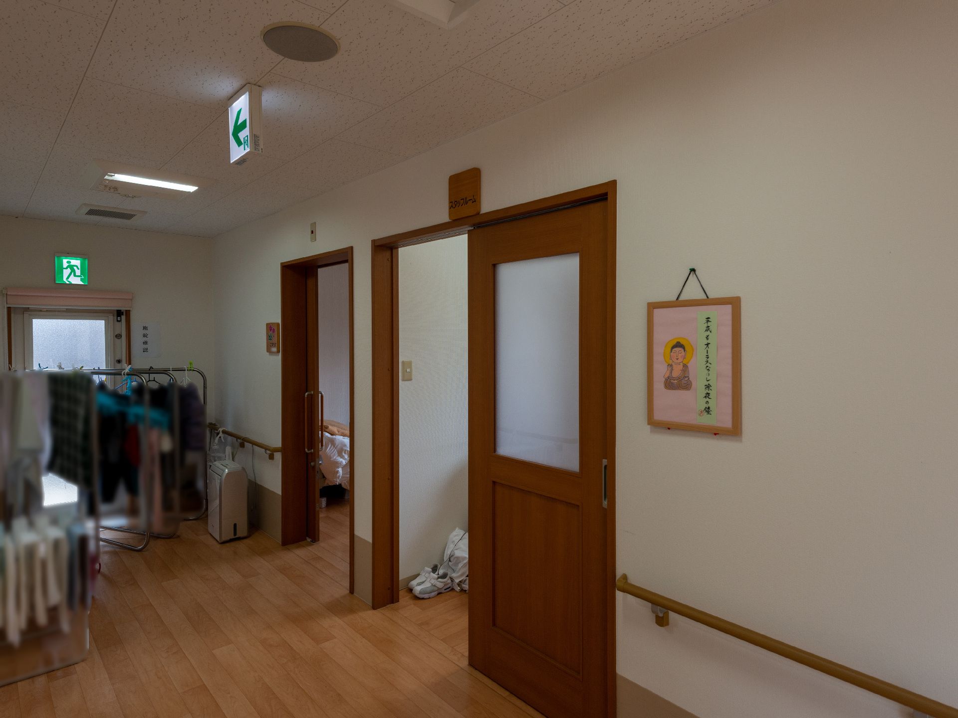 スタッフルーム前の廊下