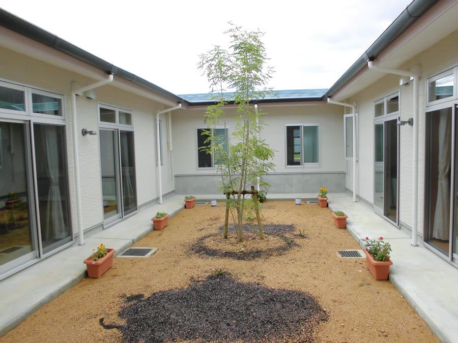 大きな木が植えられた中庭にはたくさんのプランターも植えられている。
