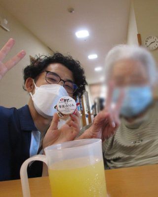 笑顔のスタッフと利用者