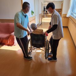 支援を受ける高齢者と職員