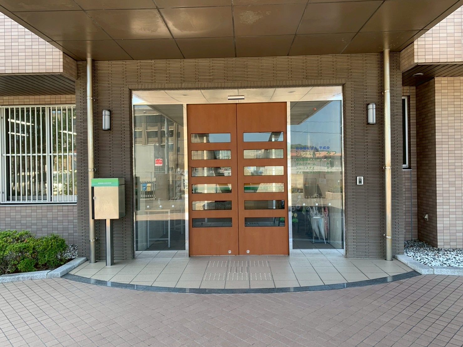 広い玄関の出入口