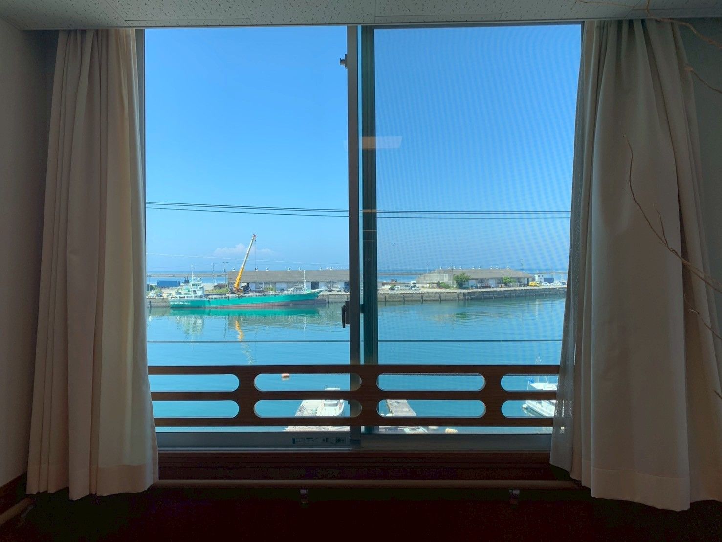 海が見える窓辺