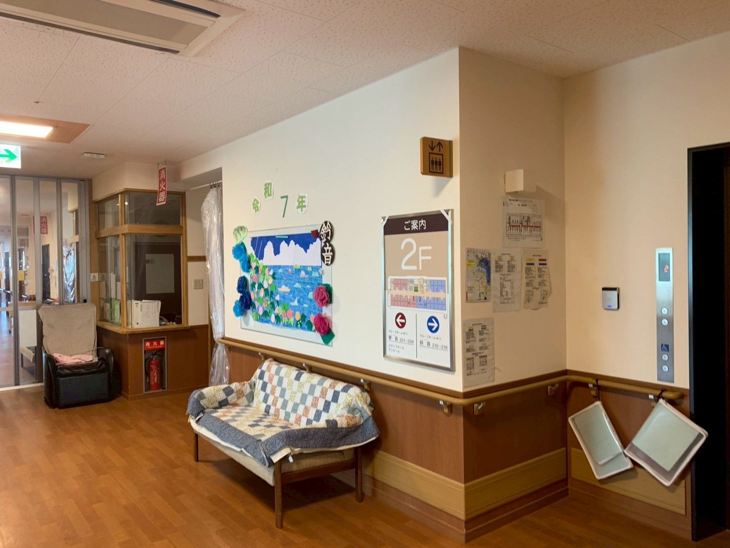案内板とソファのある廊下