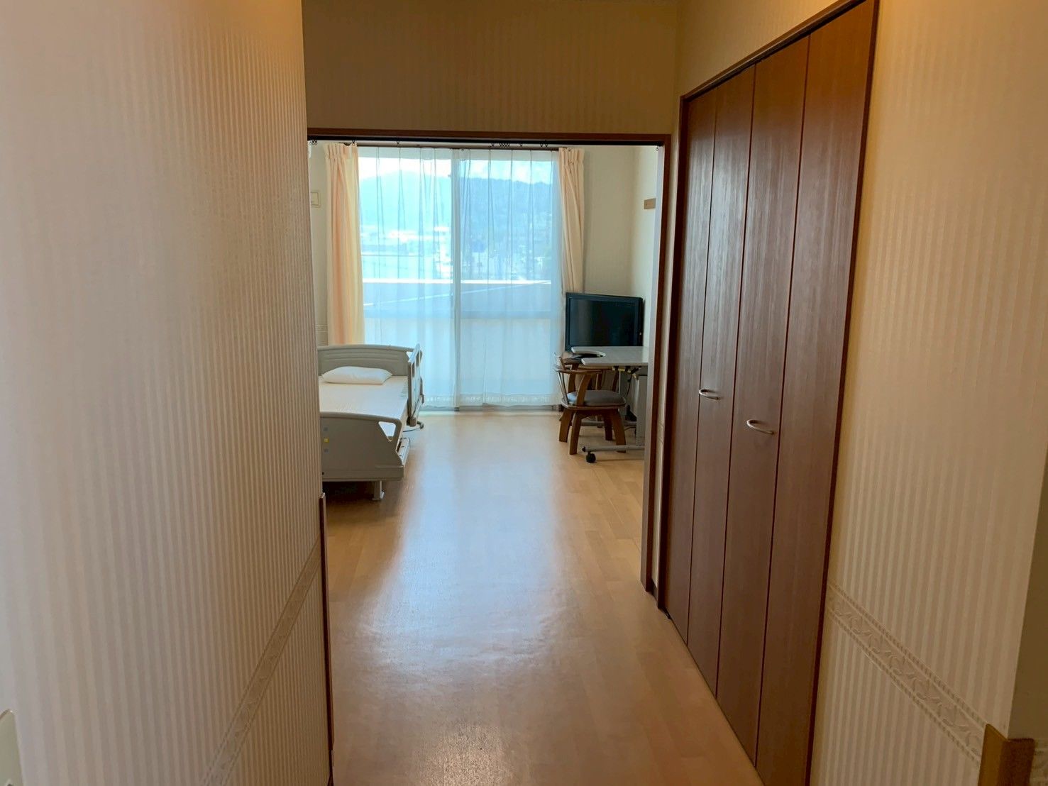 明るい個室の入口