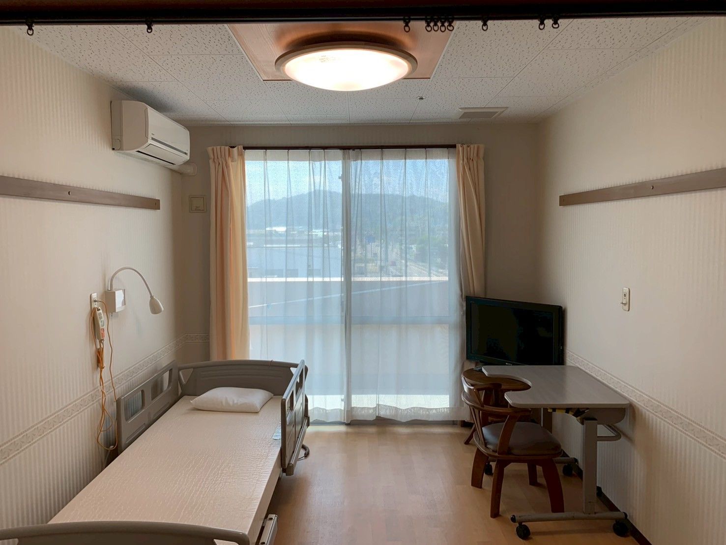 窓際の明るい個室