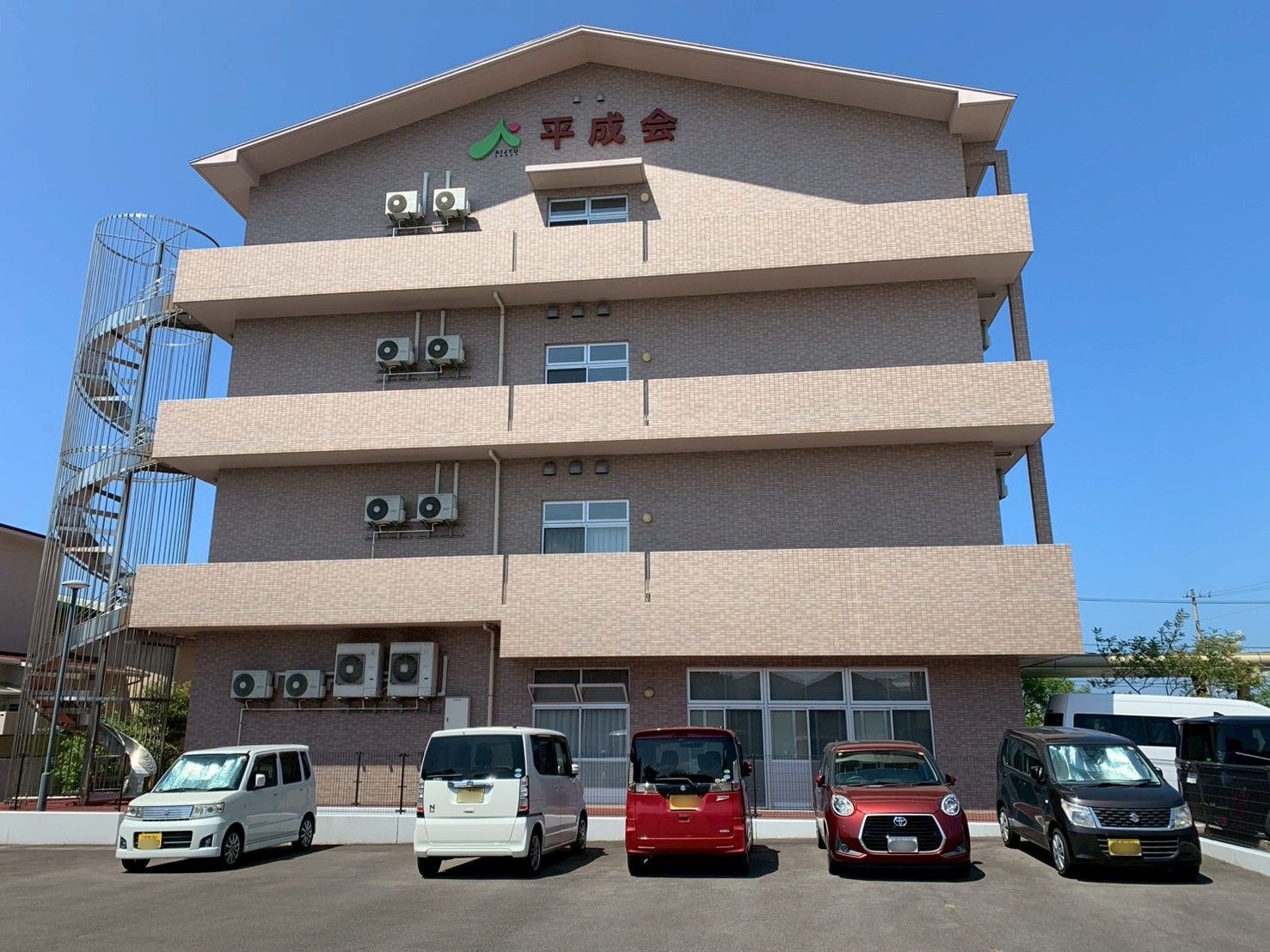 駐車場のある建物外観