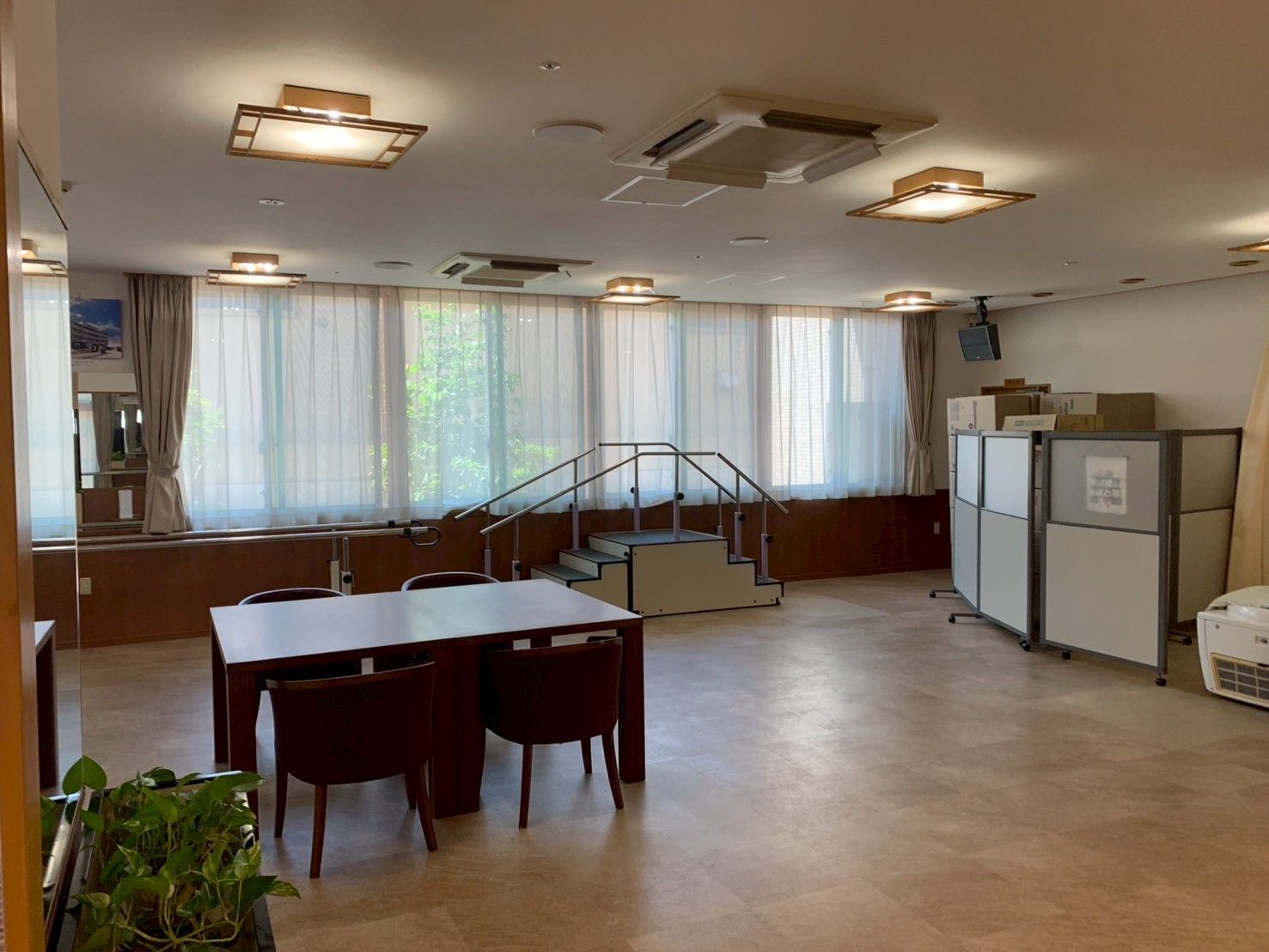 明るい窓辺の共有スペース