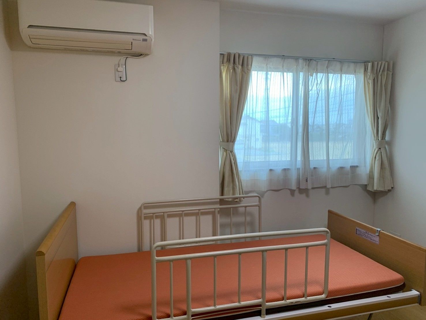 窓際のベッドとエアコン