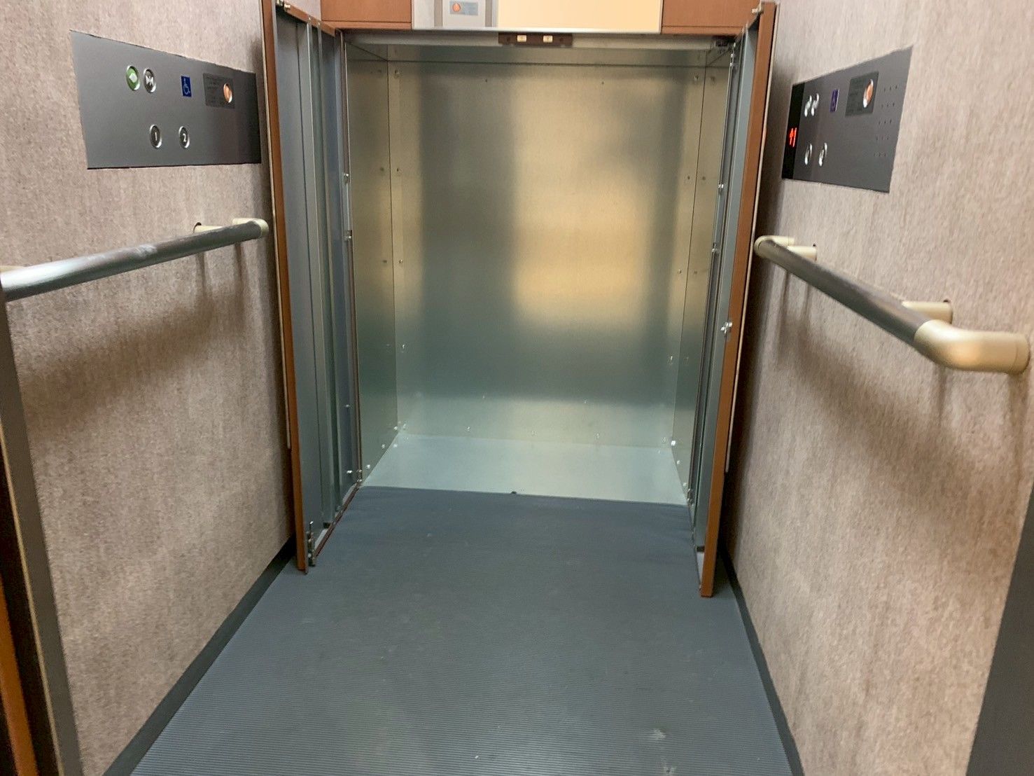 手すり付きのエレベーター