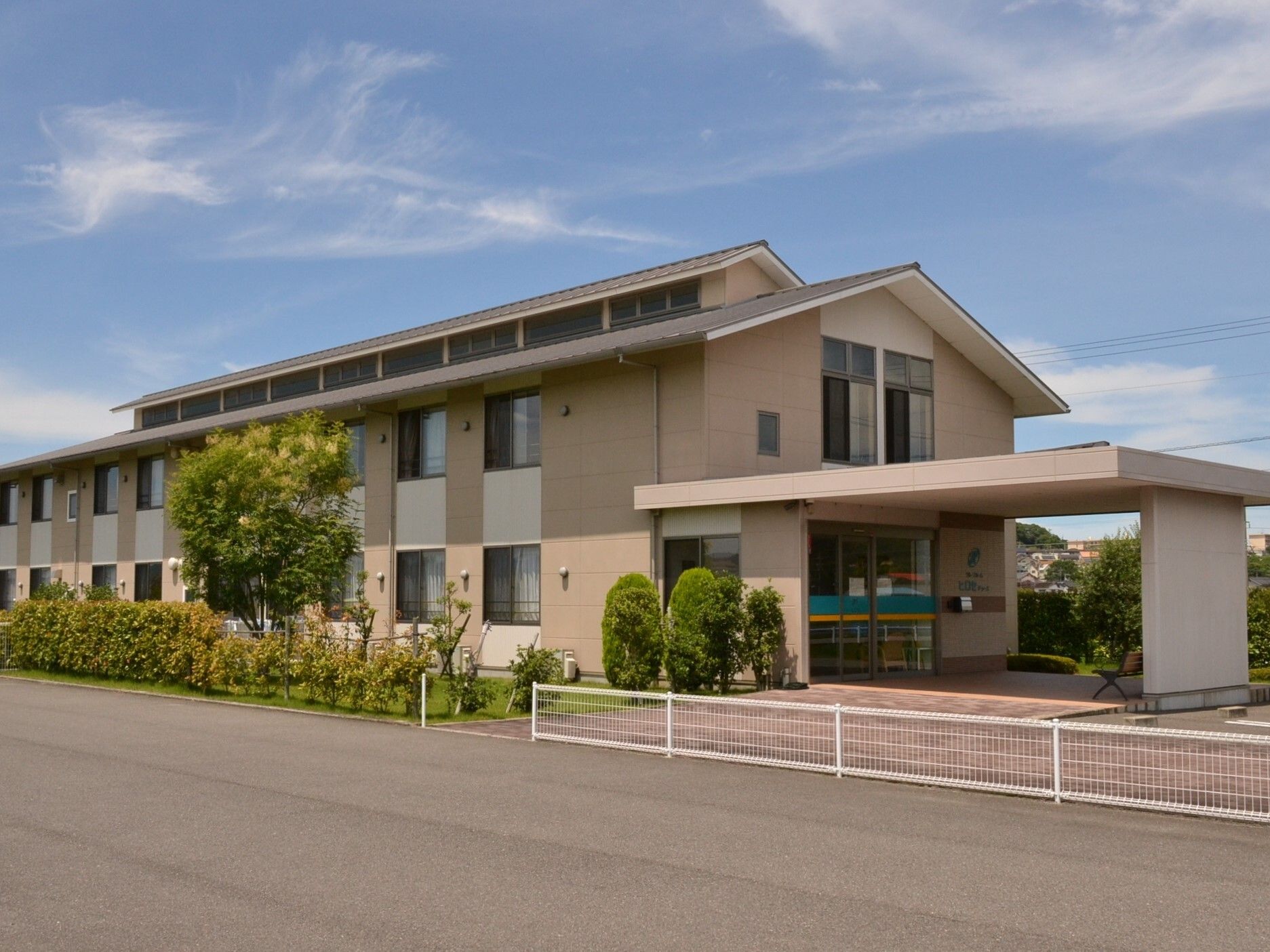 ブラウンの2階建ての建物