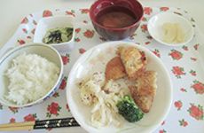花柄のトレーに配置されたご飯と味噌汁の和食セット