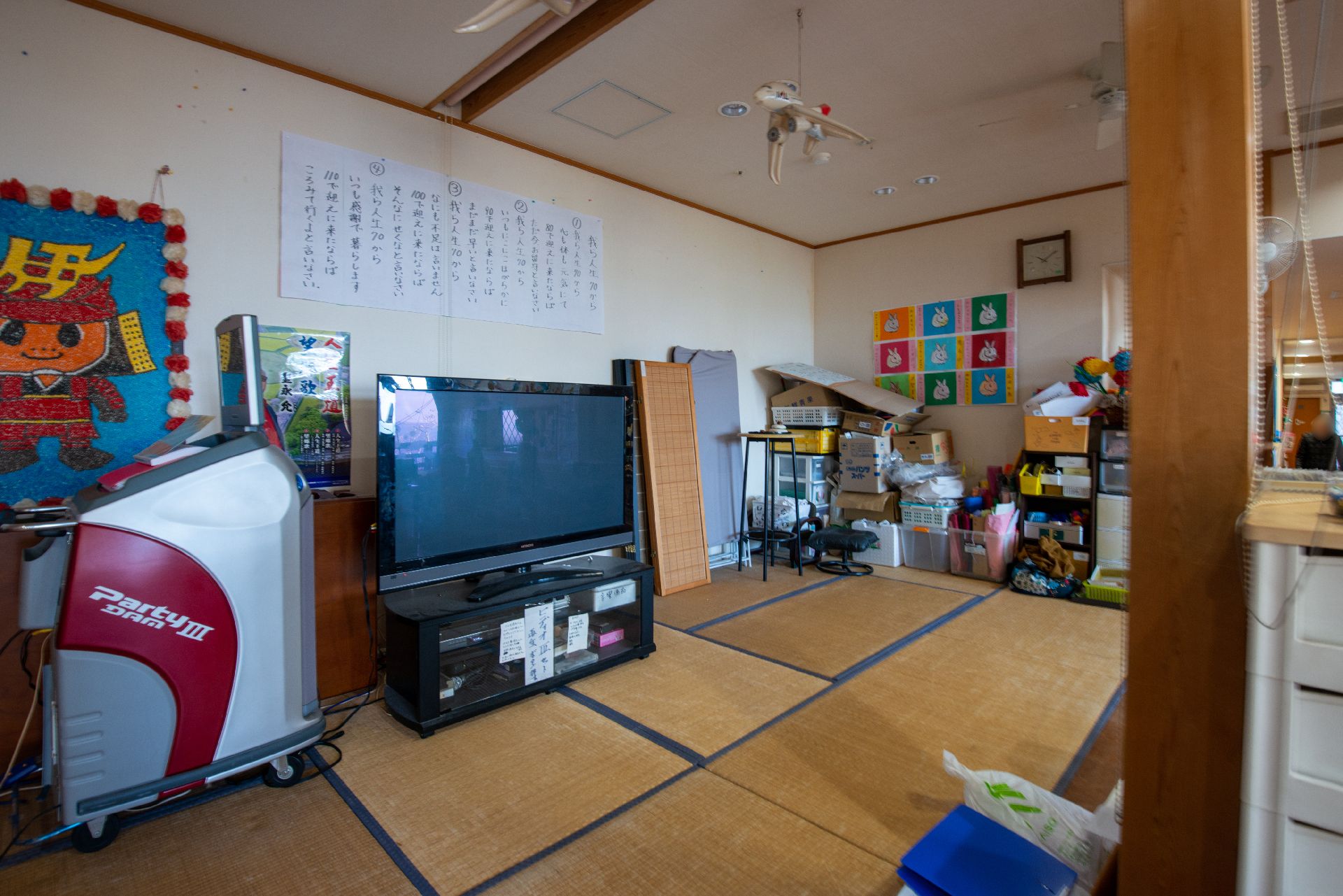 テレビが設置された畳スペース