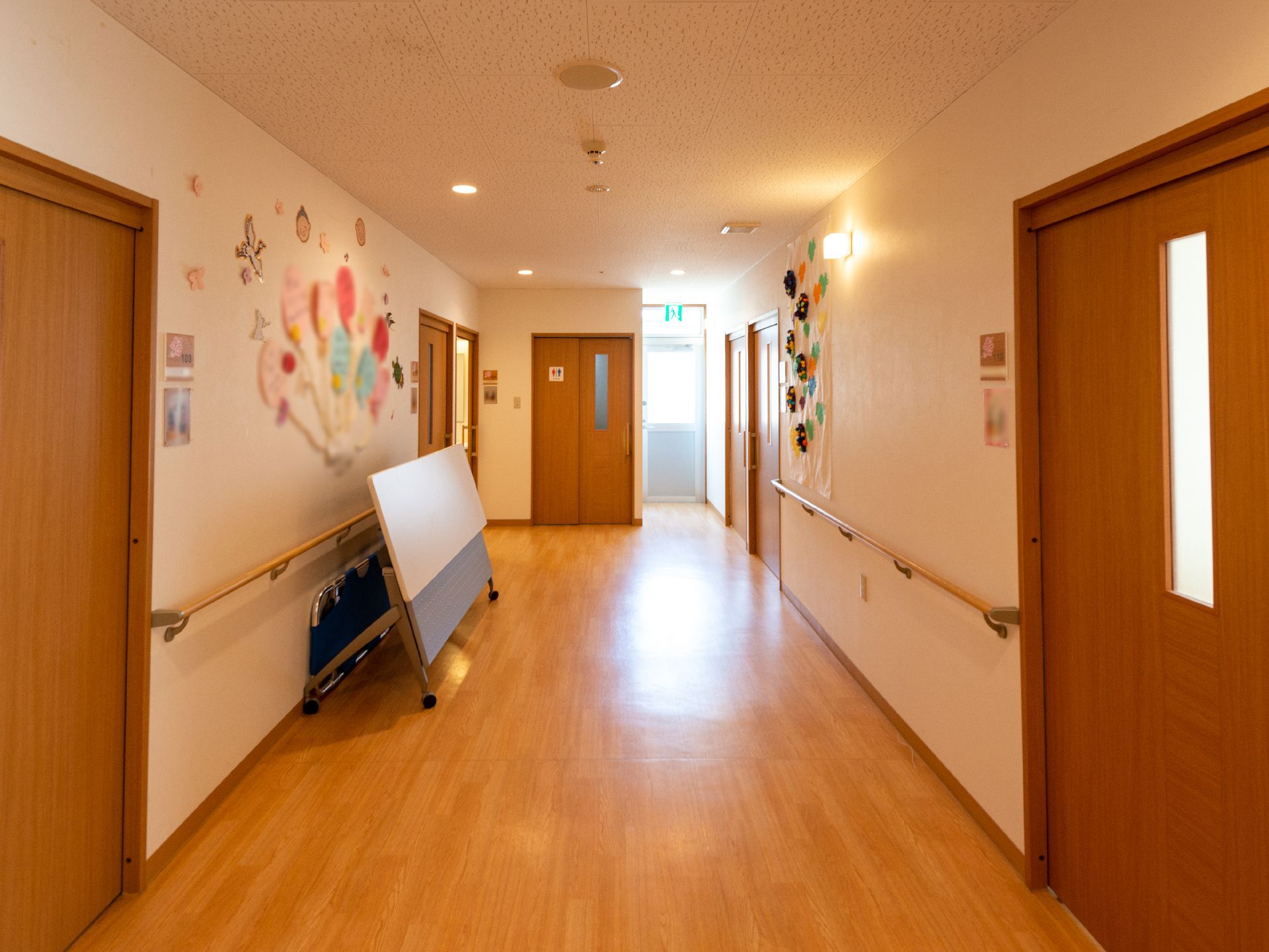 手すりが設置された廊下