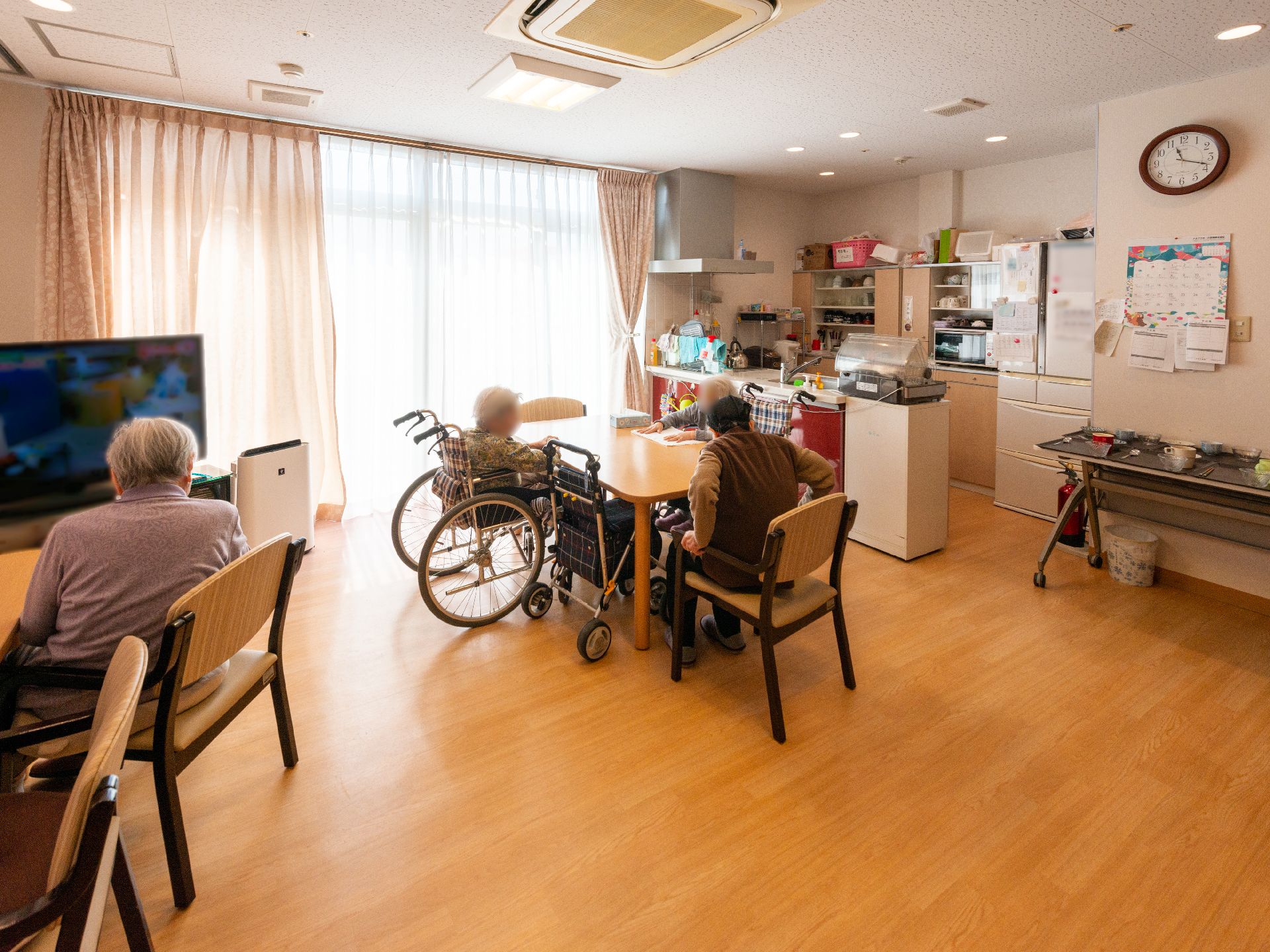 テレビやテーブルセットが設置された共用スペース