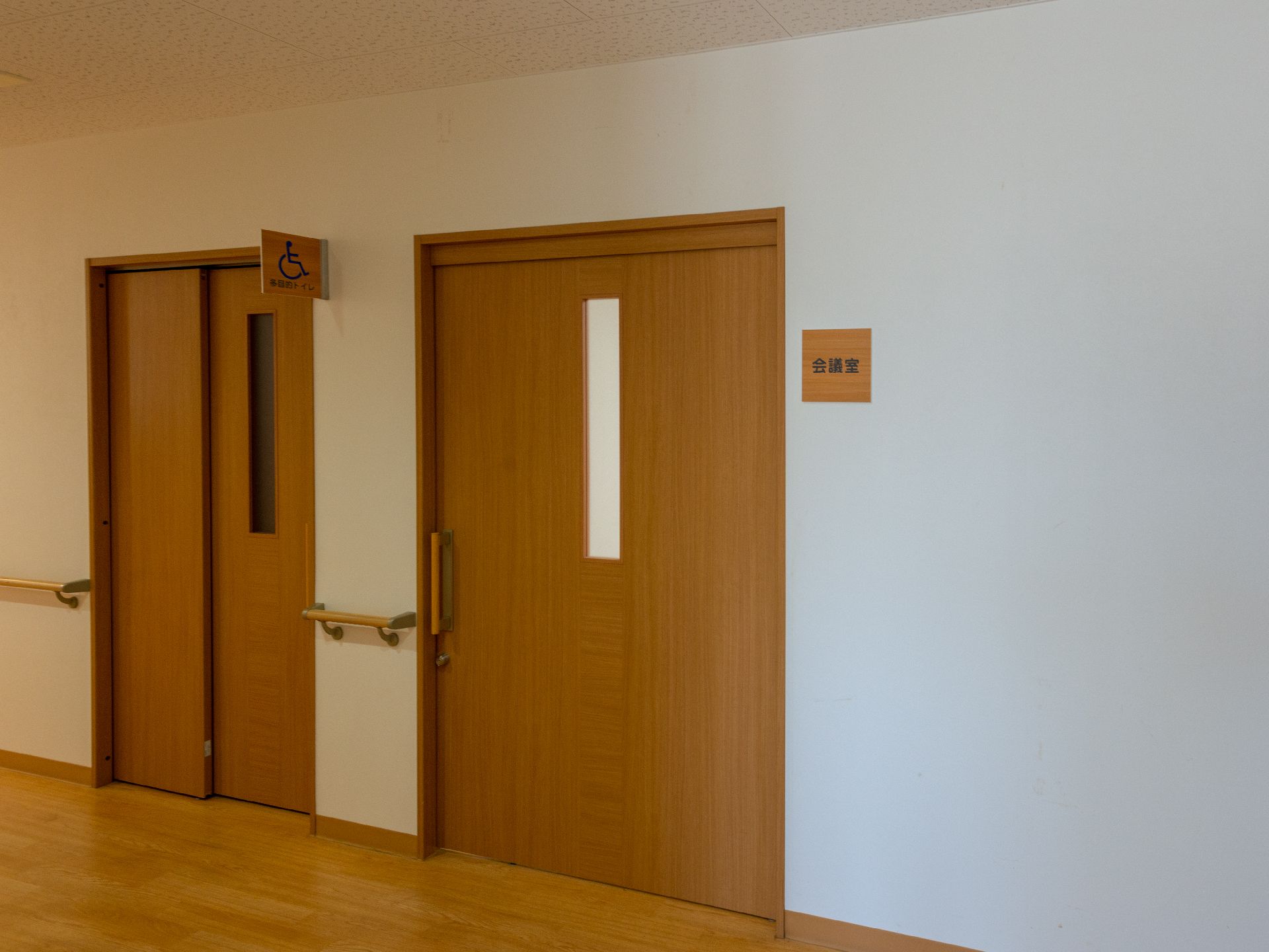多目的トイレ前の廊下
