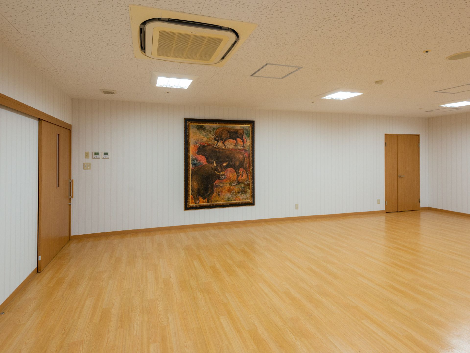 絵画が飾られた共用スペース