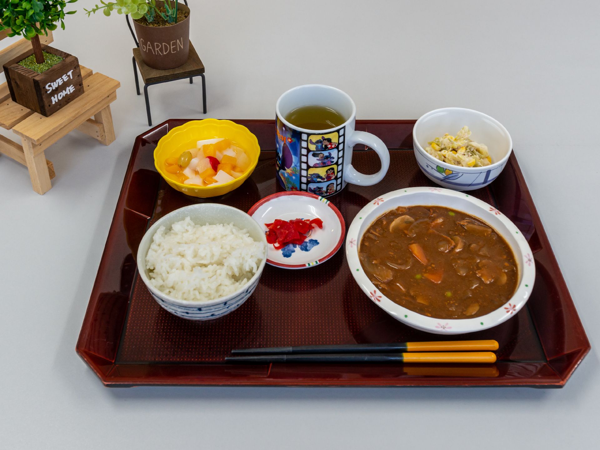 ご飯と副菜にデザートが付いた食事