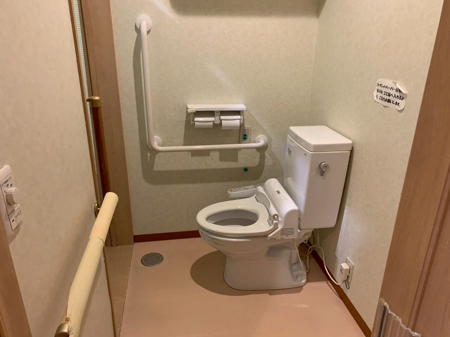 手すり付きのトイレ
