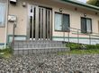 手すり付きの玄関