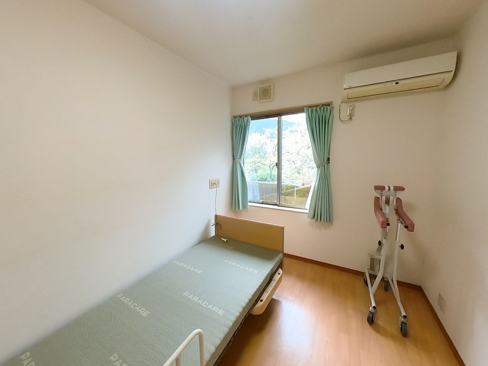 窓際のベッドとリフト