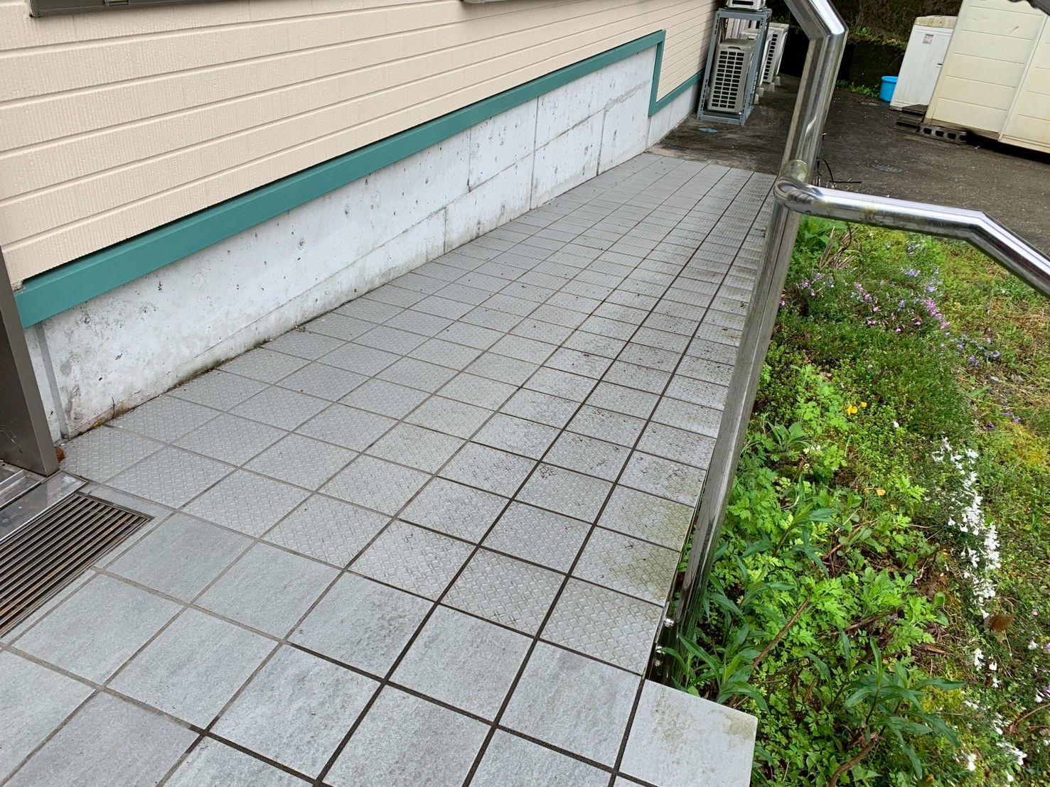 手すり付きの通路