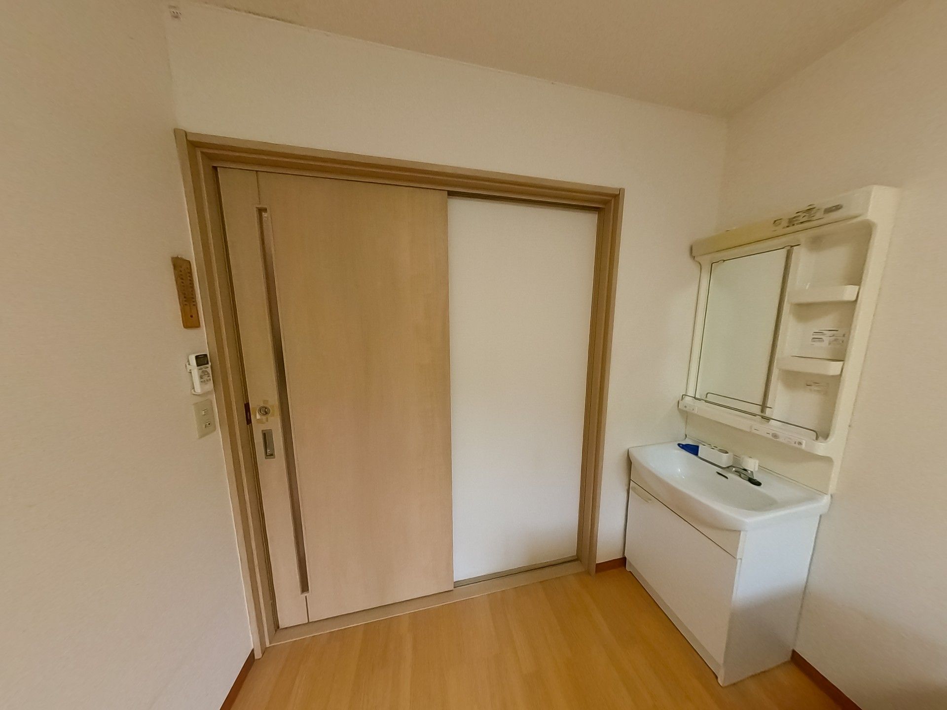 洗面台と引き戸のある部屋