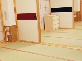 襖で仕切られた3つの和室。中央の部屋にはタンスも置かれている。