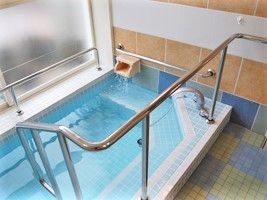 浴室には手すりが付いた大きな浴槽があり、すりガラスの窓が付き大変明るい。