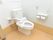 トイレには、温水洗浄便座や呼び出しボタン、可動式手すりが備わっている。床はバリアフリーになっている。