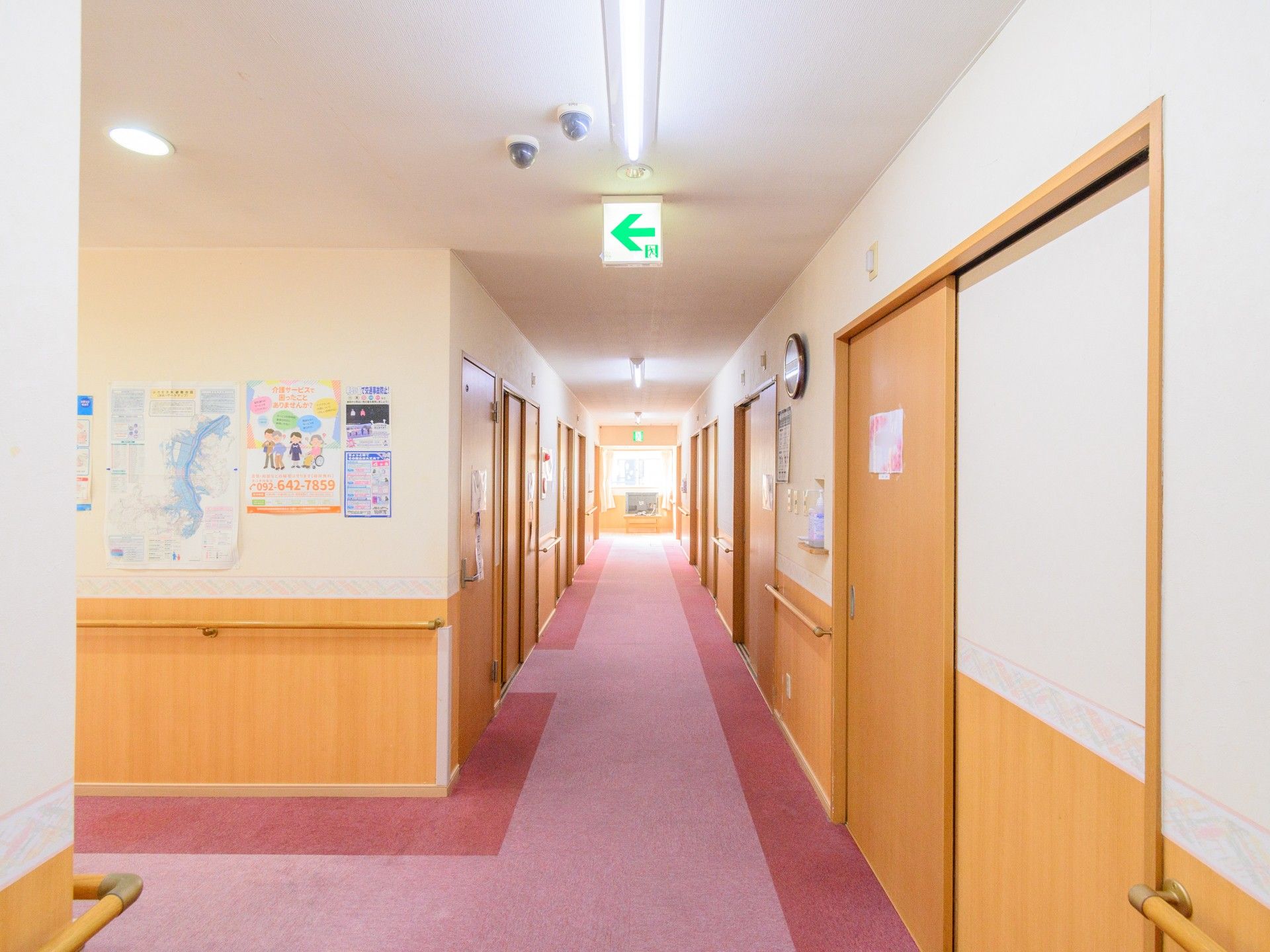 明るく清潔な廊下