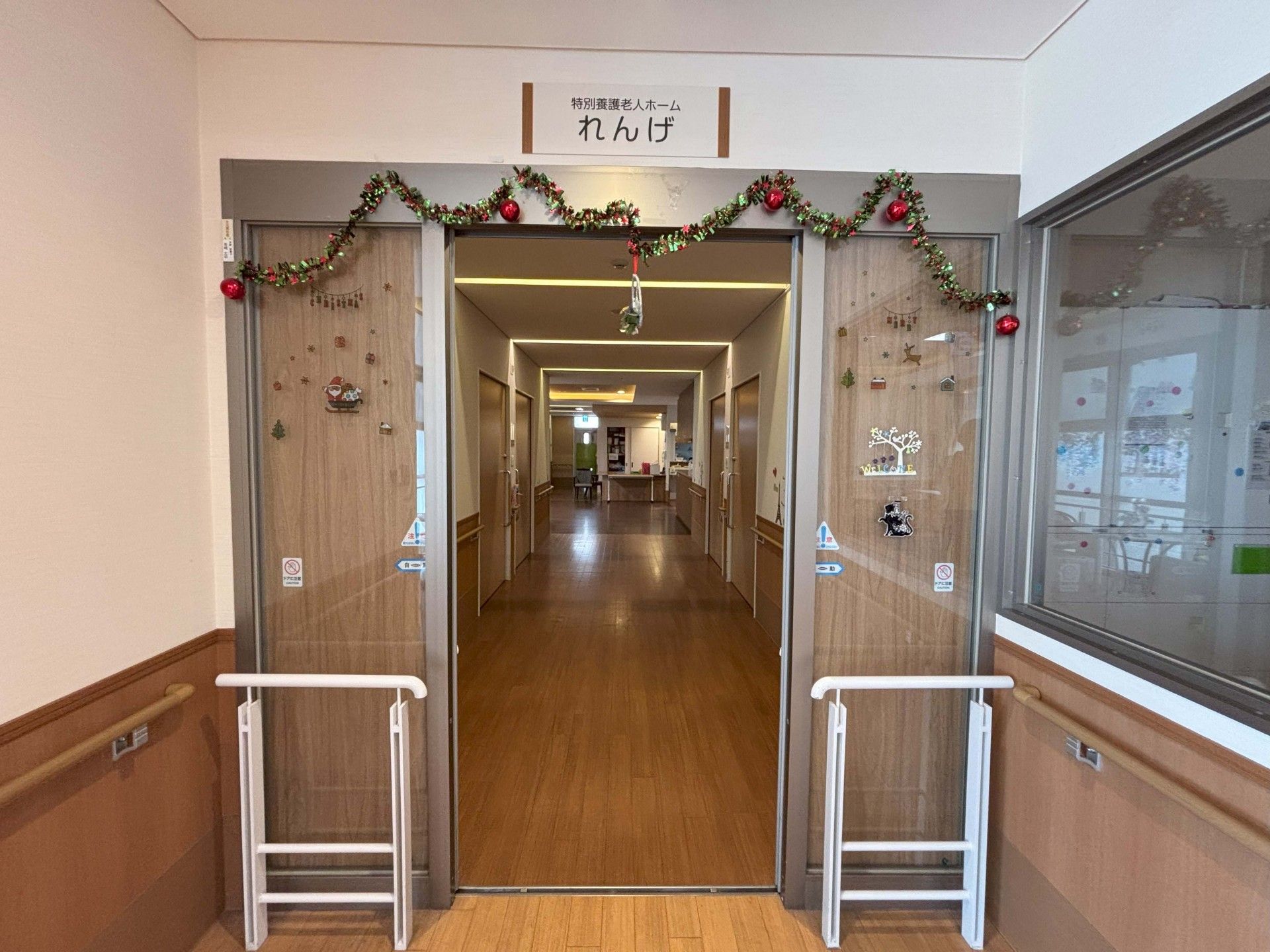 飾り付けが施された廊下