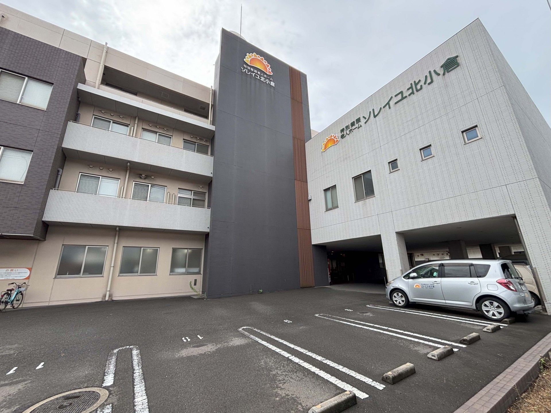 駐車場のある建物外観