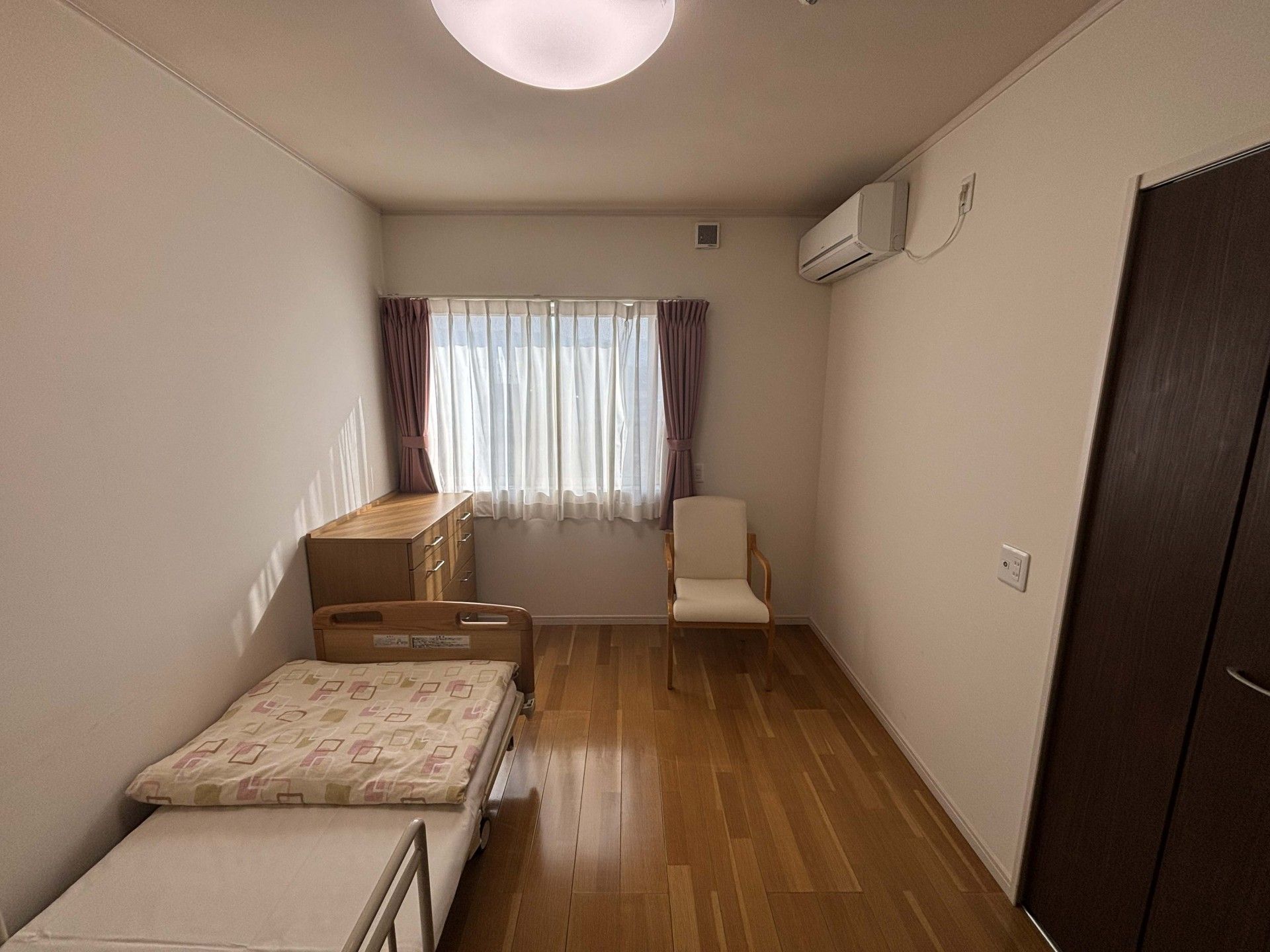 日差しが差し込む個室