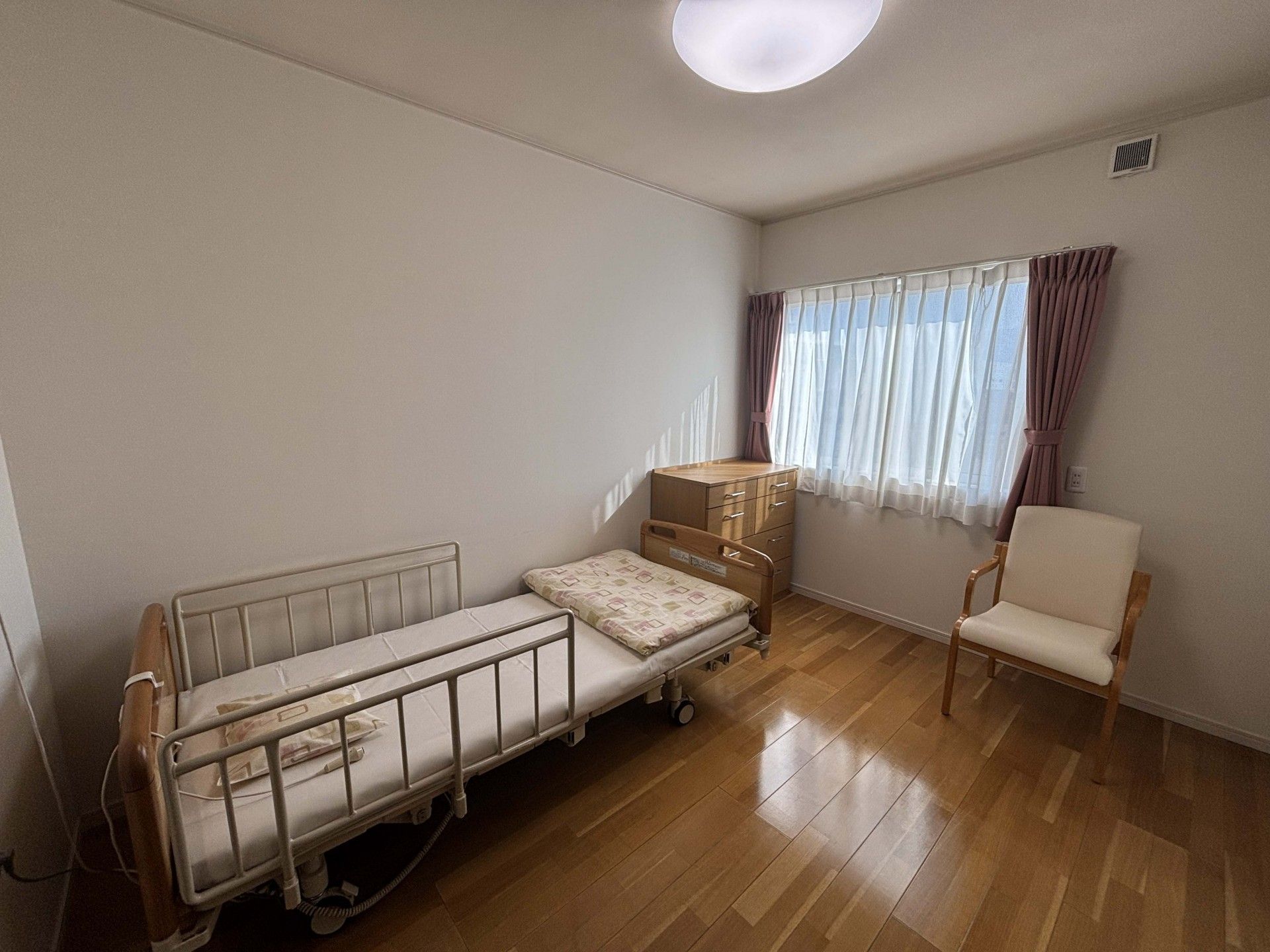 日差しが差し込む居室