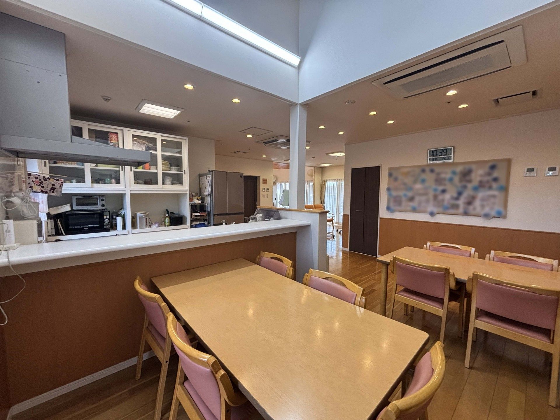 明るい食事スペース
