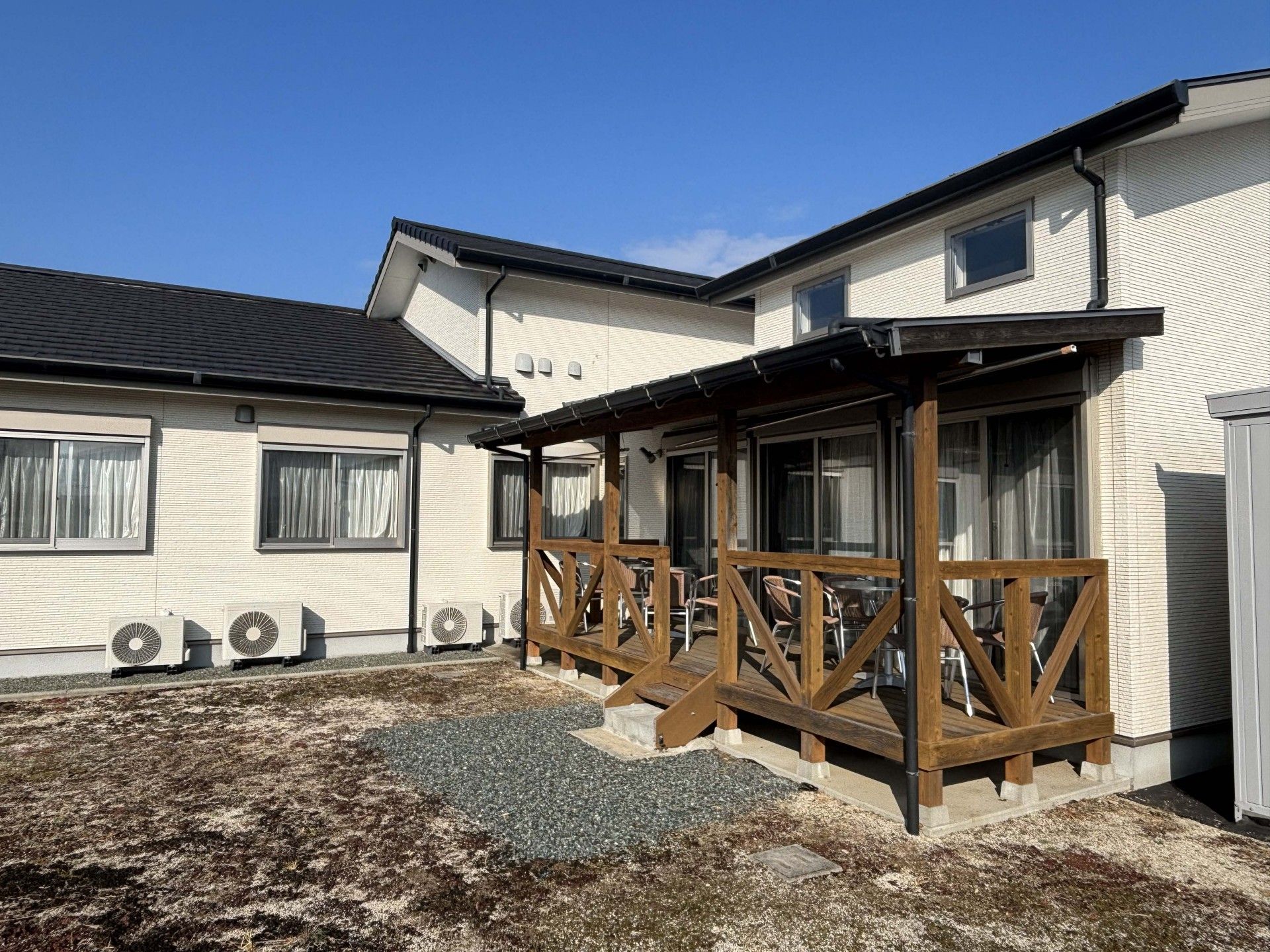 木製デッキのある建物