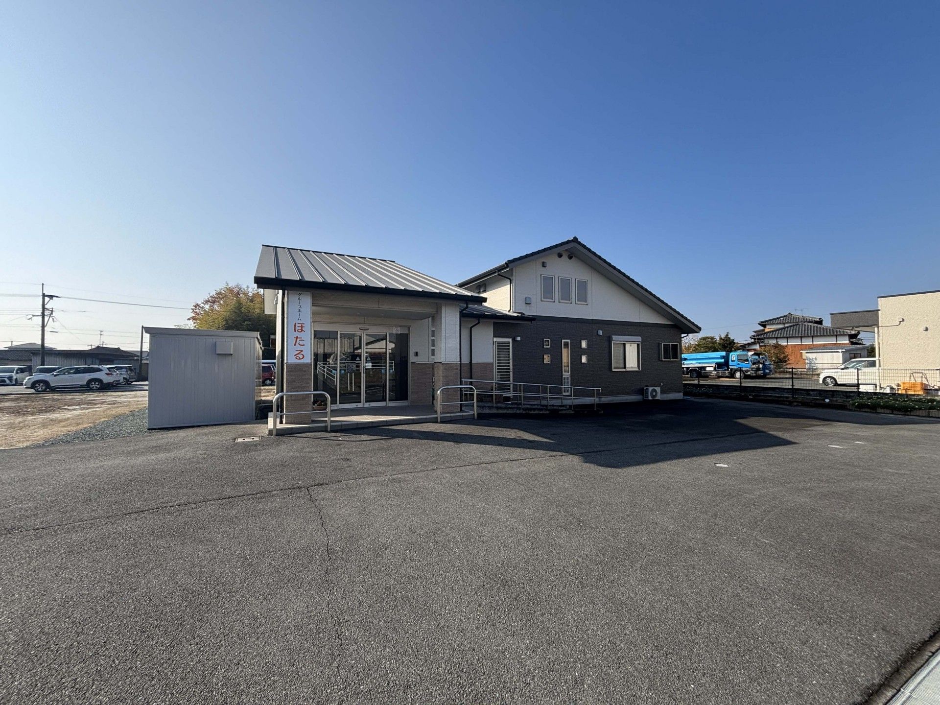 広い駐車場の建物