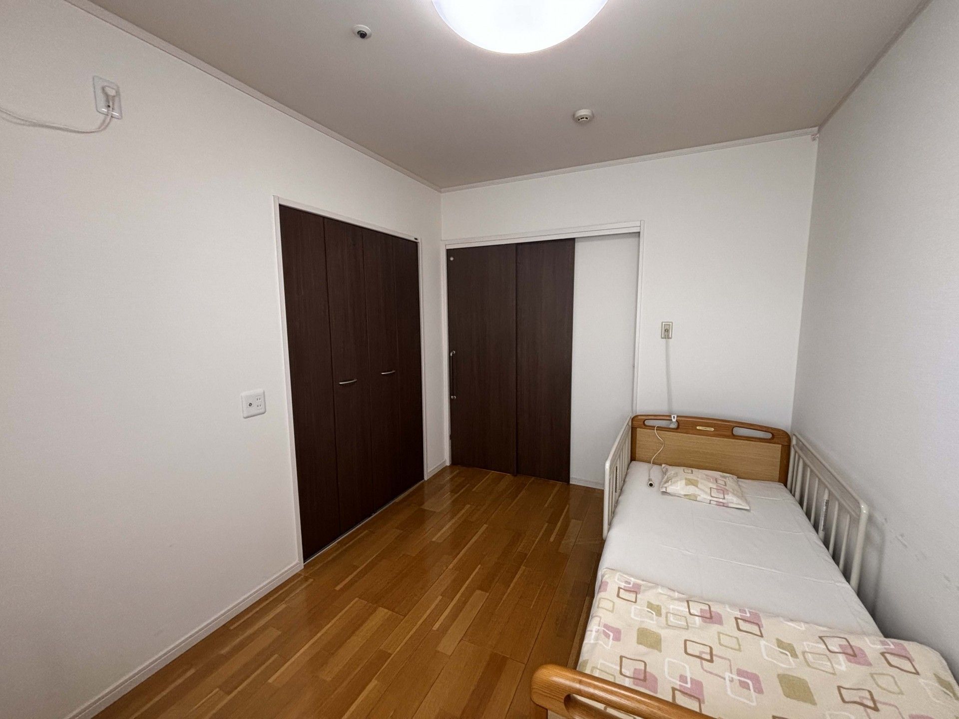 シンプルな個室の様子