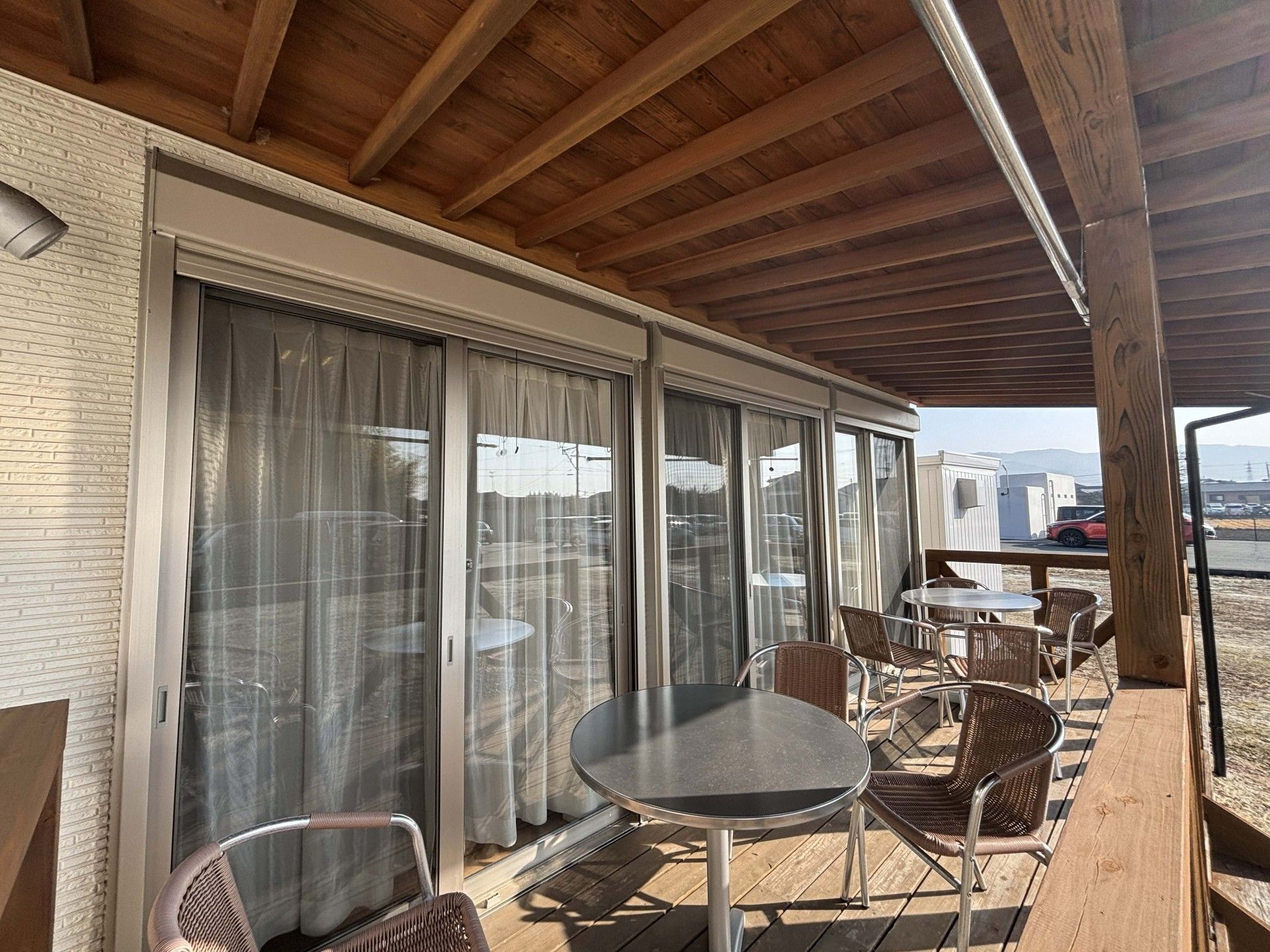 日差しが差し込むテラス