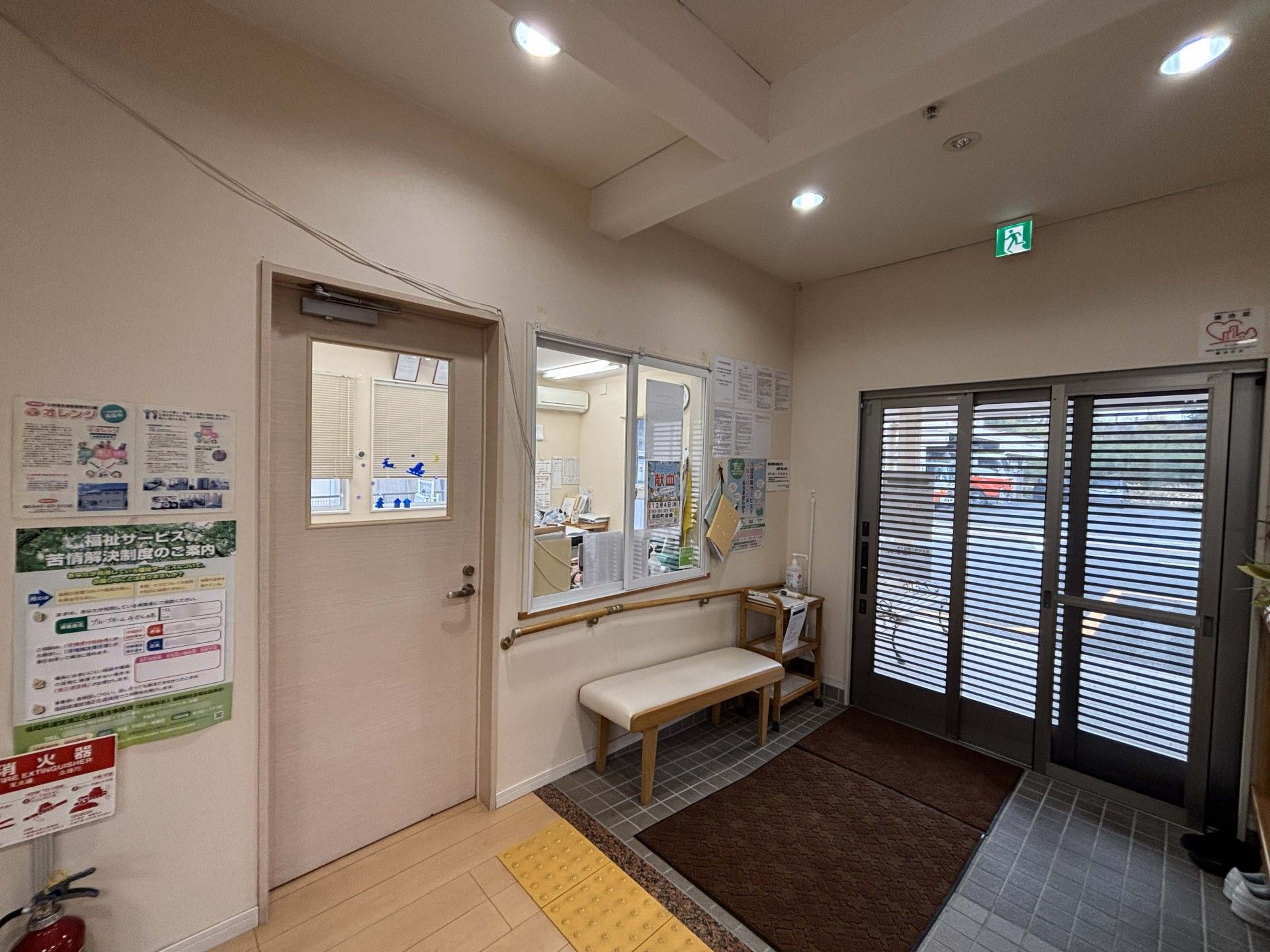 出入口と受付の様子