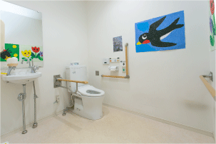 明るく清潔なトイレ空間