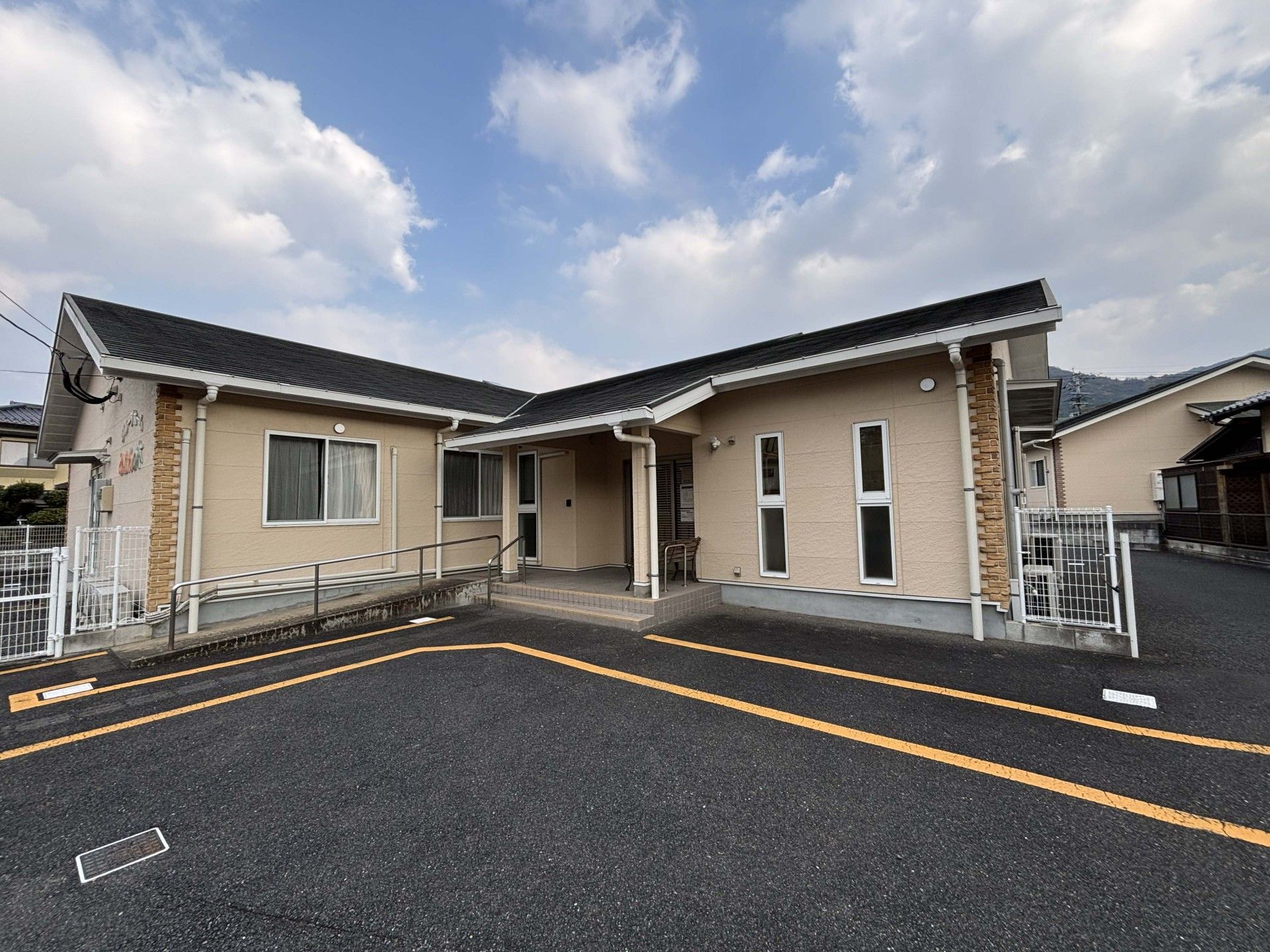 広い駐車場の建物