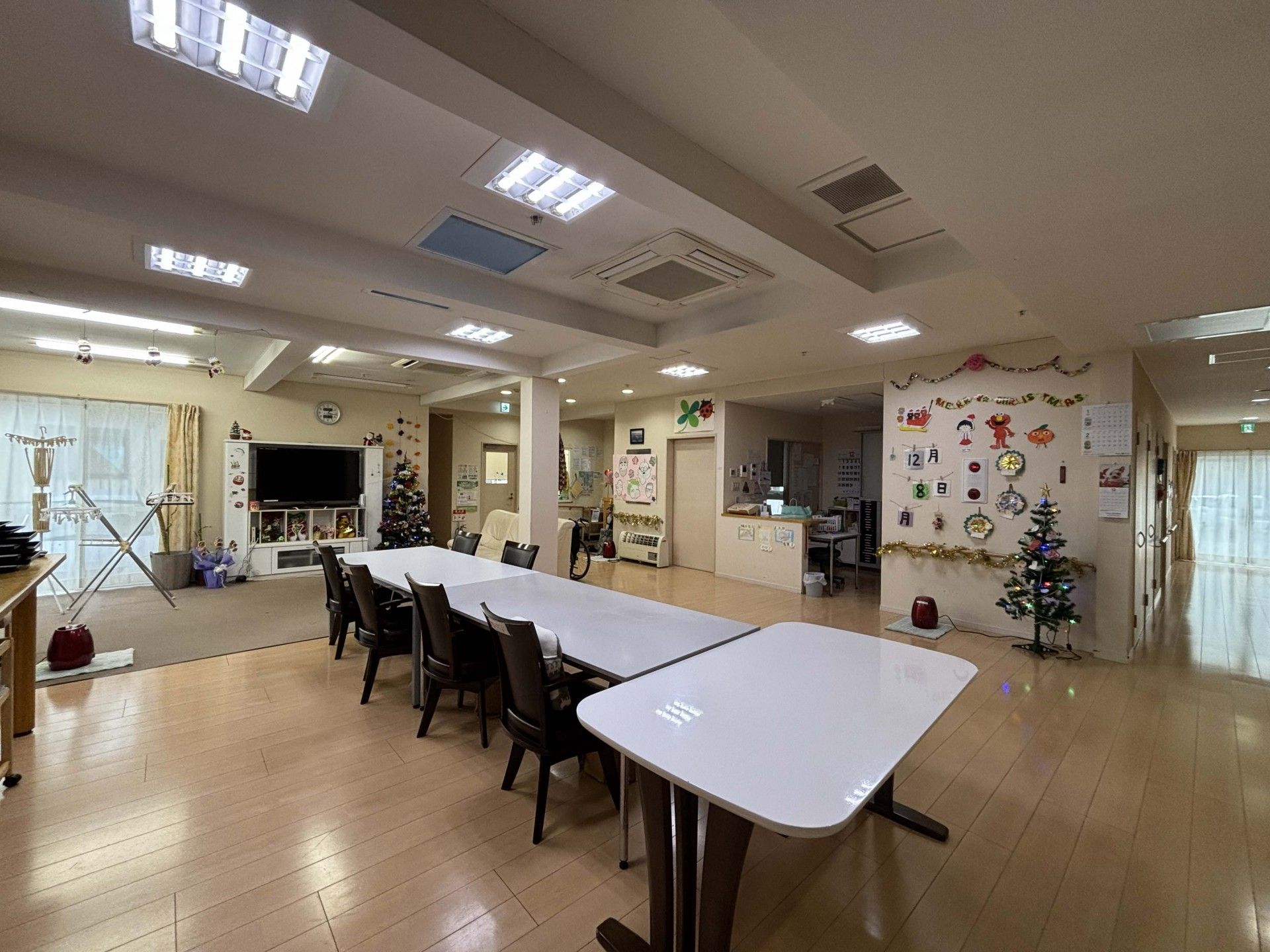 広いテーブルのある部屋