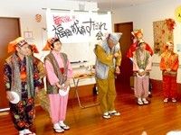 作務衣を着て頭巾をかぶった男女が5名共有スペースの前方に立っている。すだれ会と書かれた紙も掲げられている。