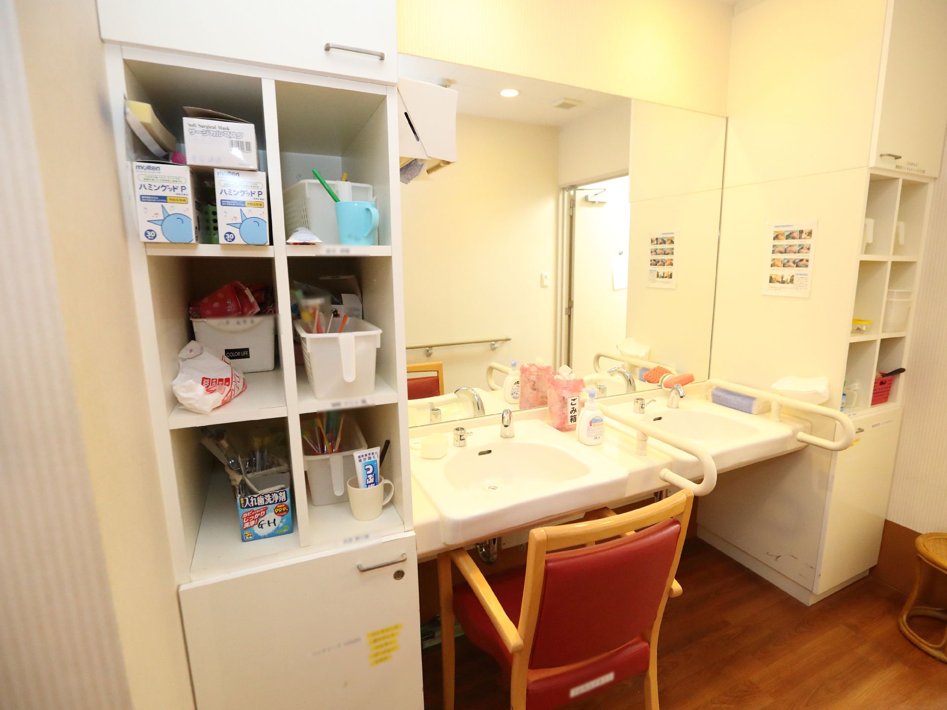 館内に設置されている、入居者が利用できる洗面台