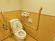 バリアフリー設計のトイレ施設